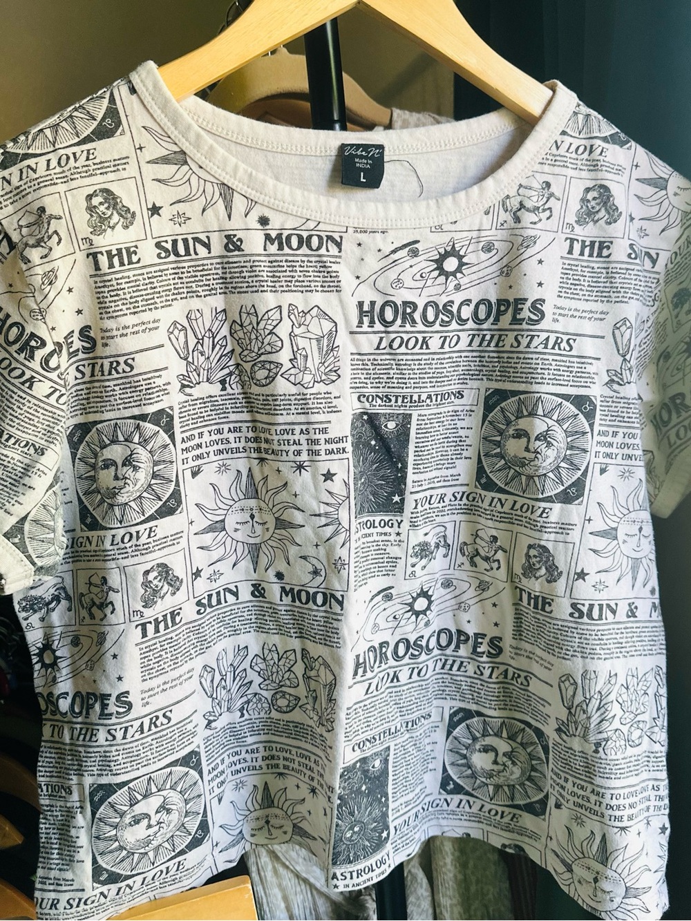 Vintage-Inspired Horoscope Print Crop Top - White/Black
